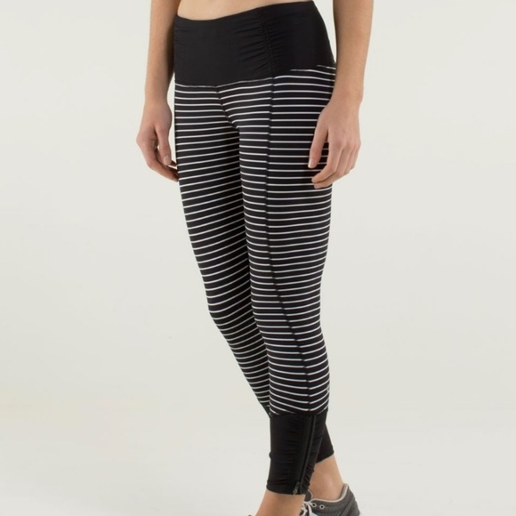 1076 lululemon Runday Crop - Size 4 - Parallel Stripe Black/White - Picture 4 of 14